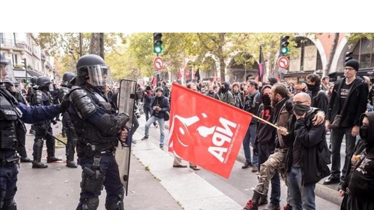 Ciudadanos se enfrentan a miembros de la policia antidisturbios durante una manifestacion en Paris  Francia  hoy  10 de octubre de 2017. /