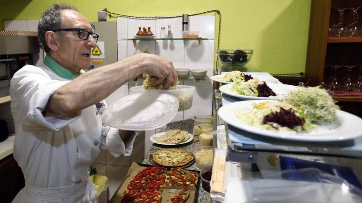 Carlos Sutil es el fundador del único restaurante vegetariano leonés que ha pervivido en tres décadas.  MARCIANO PÉREZ