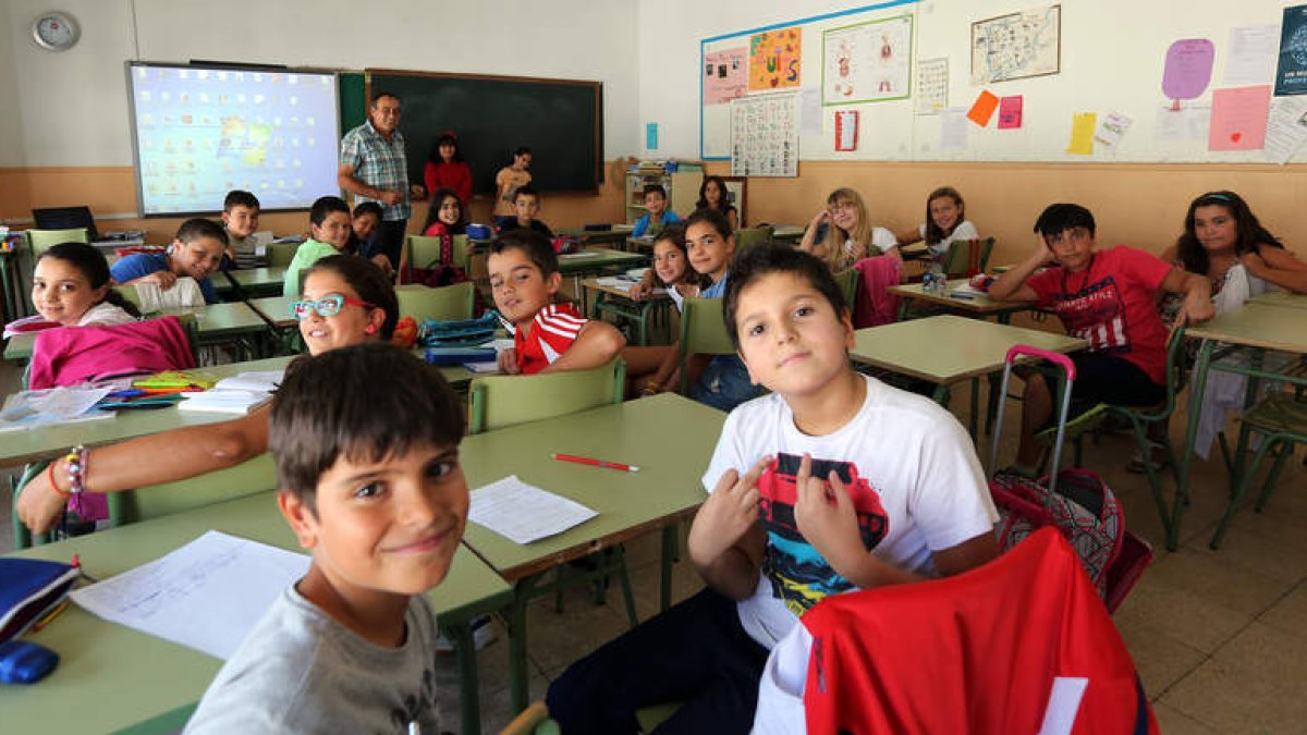 Alumnos y alumnas del colegio público Ponce de León, ayer en su primer día de clase
