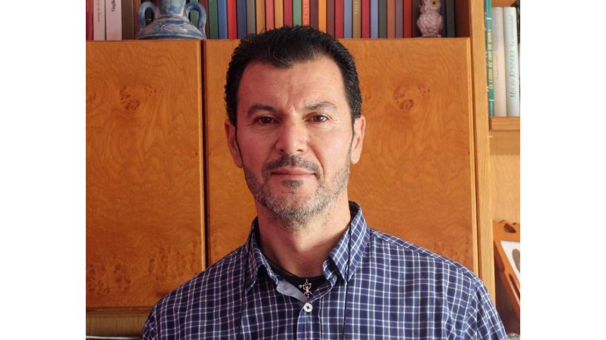 El profesor, investigador y novelista Pedro Víctor Fernández. DL