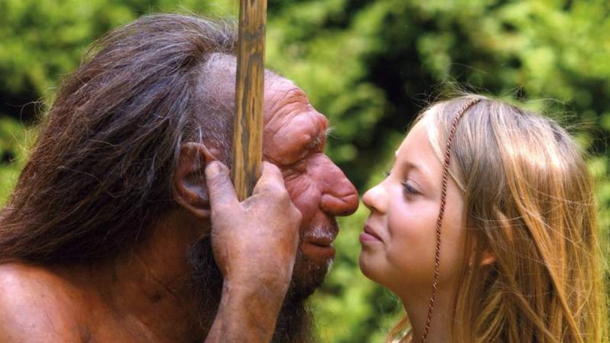 Imagen de un neandertal y un humano moderno que se exhibe en el Museo Neandertal de Mettmann.