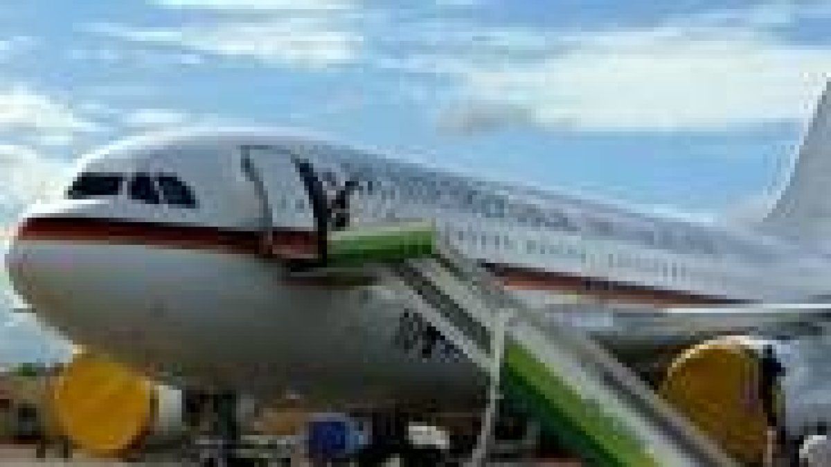 El avión del ejército alemán en Bamako, espera para repatriarlos