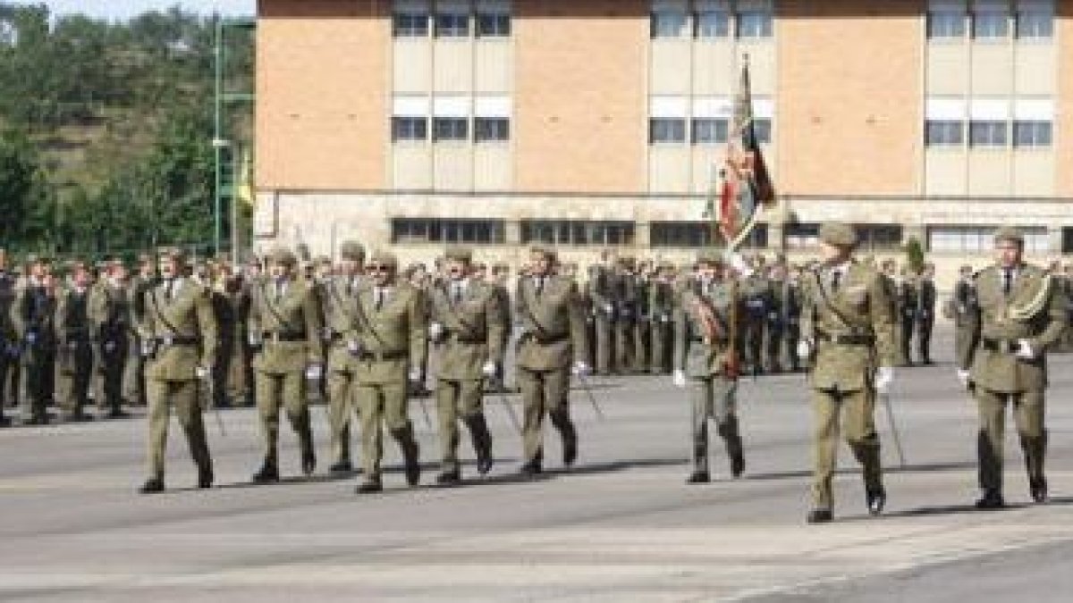 Carlos Aparicio entrega el estandarte a Francisco Farfán.