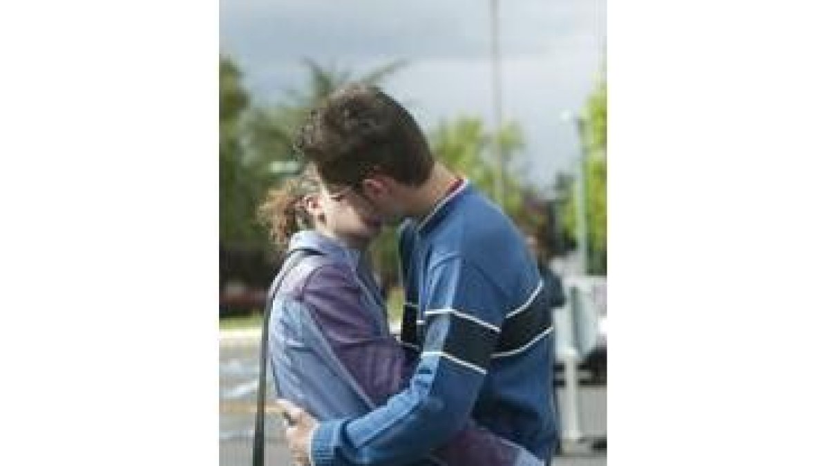 Una pareja se besa en la calle