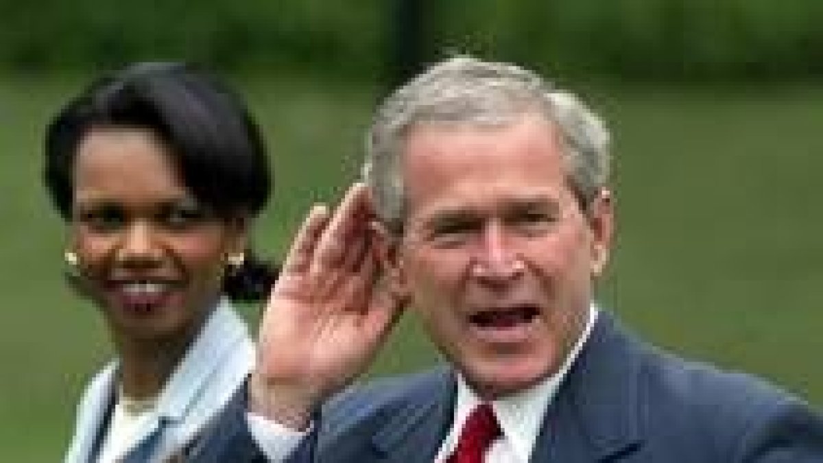 Fotografía de archivo del presidente Bush seguido de Rice, su consejera de Seguridad