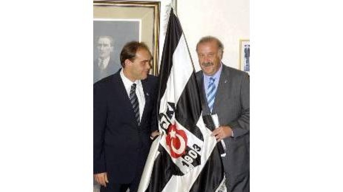 Vicente del Bosque exhibe la bandera de su nuevo equipo