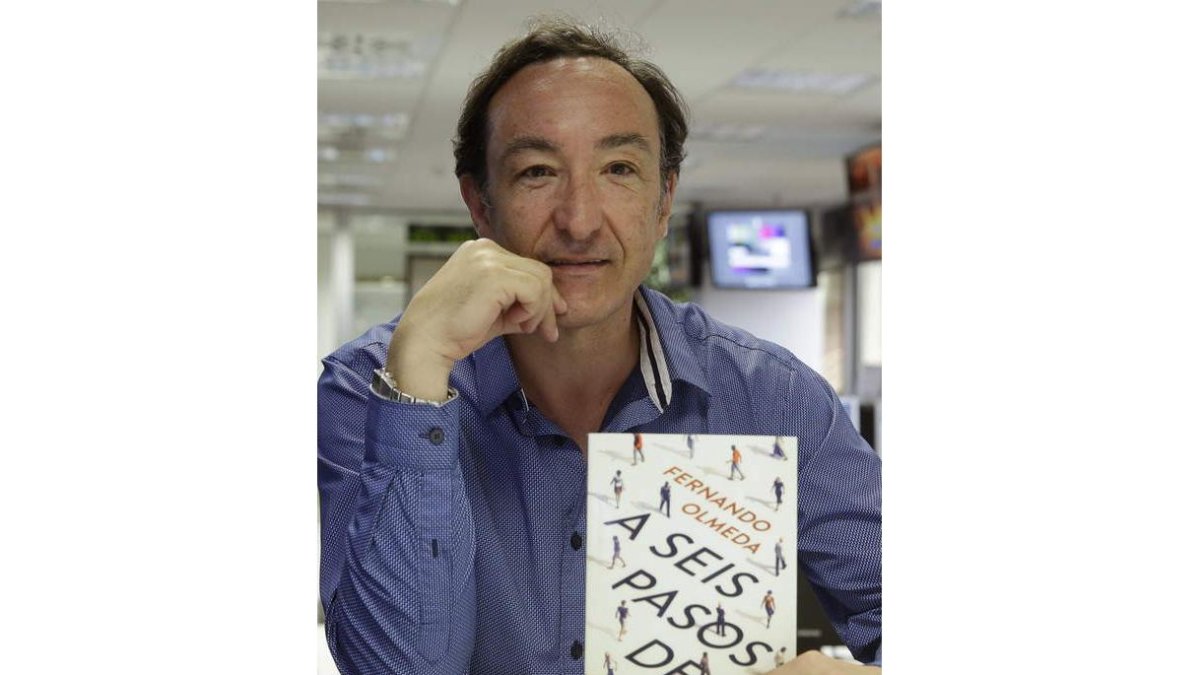 El periodista y escritor Fernando Olmeda posa junto a su nueva novela, ‘A seis metros de tí’