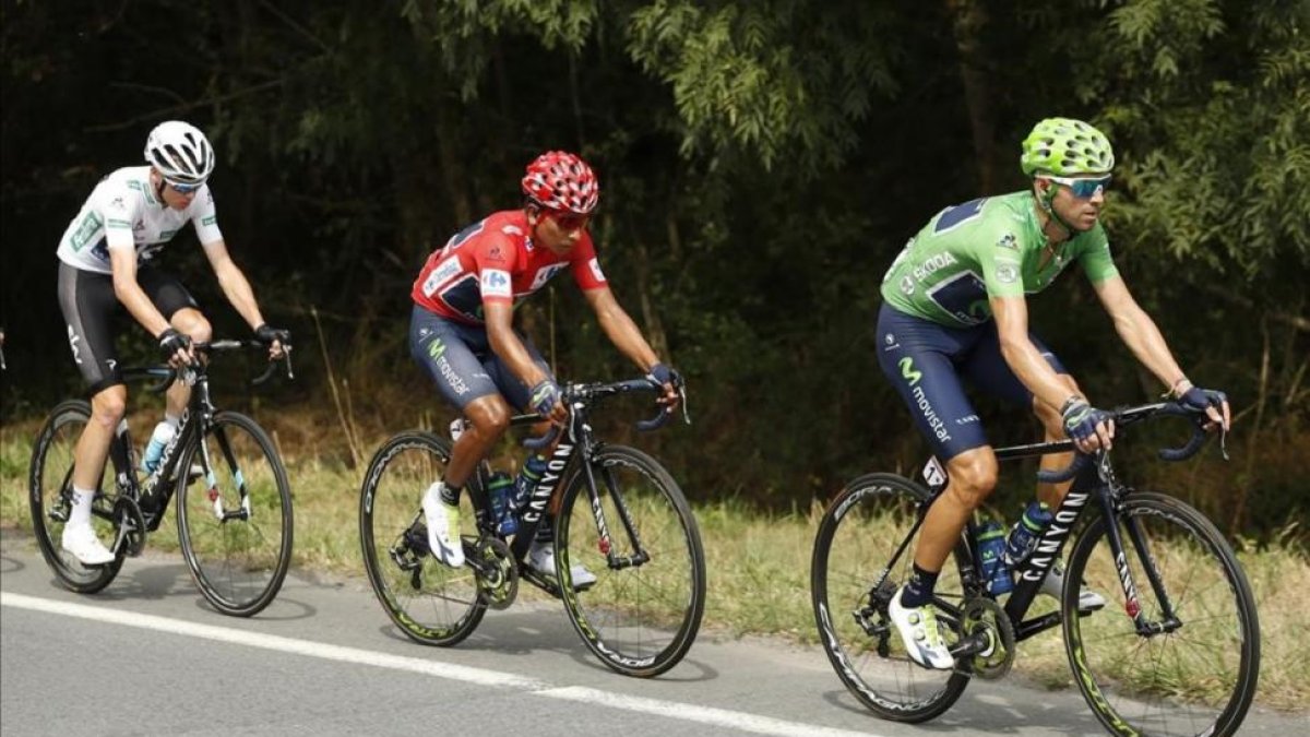 Quintana (centro), seguido de Froome, en la etapa con final en el Aubisque.