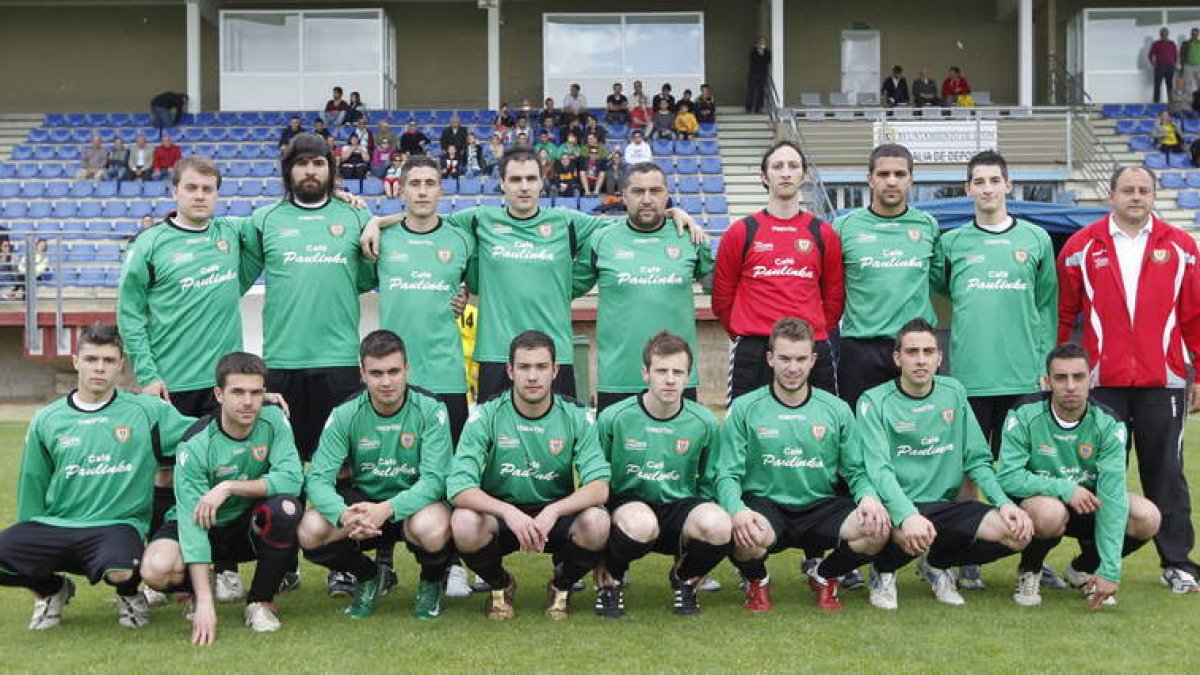 Formación del equipo de La Robla, campeón de Liga y Copa de la 2.ª Provincial de Aficionados.