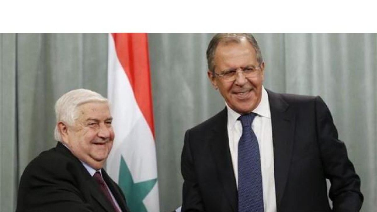 Lavrov (derecha) estrecha la mano de su homólogo sirio, en Moscú, este viernes.