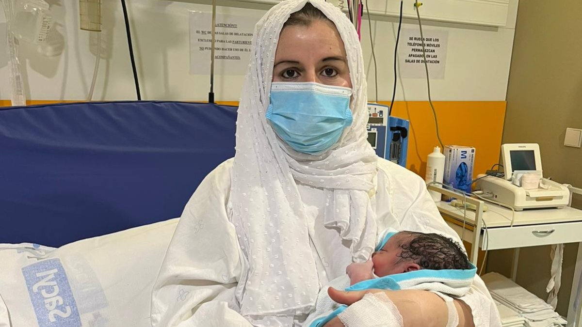 Jahida posa con su hijo Anass, el segundo bebé nacido en 2023 en León. CONSEJERÍA DE SANIDAD