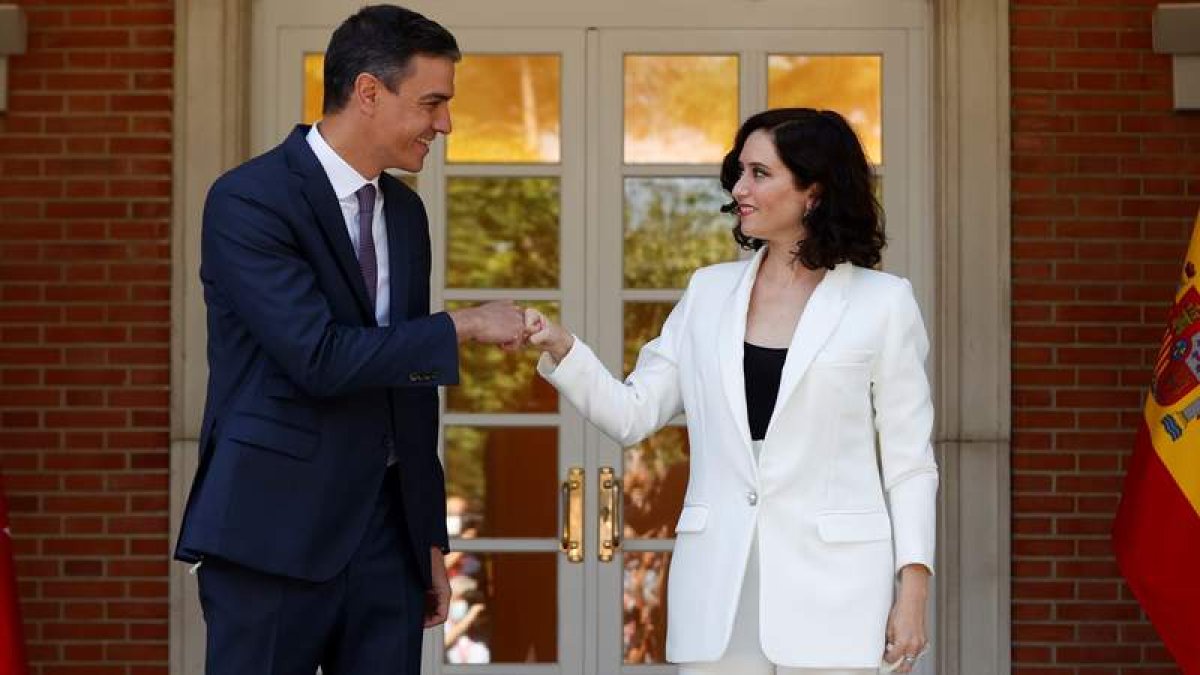 Pedro Sánchez recibe ayer a Isabel Díaz Ayuso en el Palacio de La Moncloa. JJ GUILLÉN