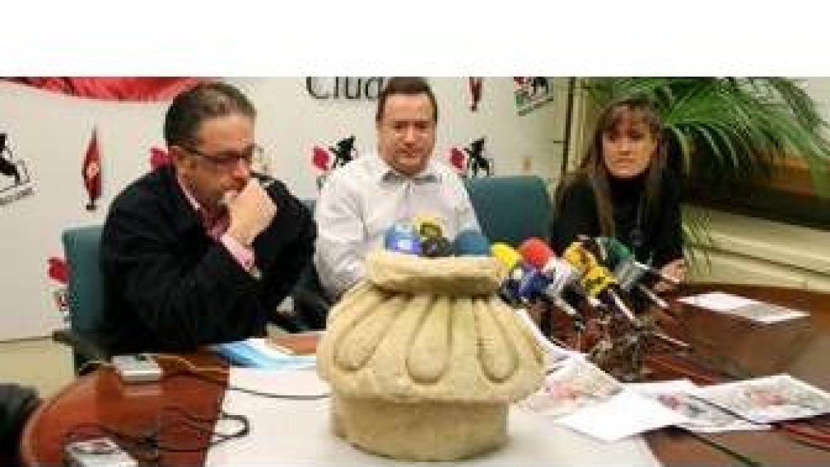 Javier Chamorro, Alejandro Valderas y Gema Cabezas mostraron el florón encontrado en el vertedero
