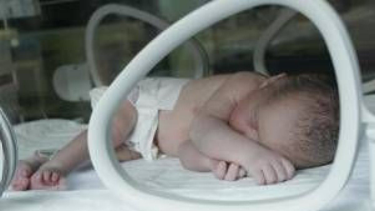 Imagen de un recién nacido en uno de los espacios de neonatología del Hospital del Bierzo