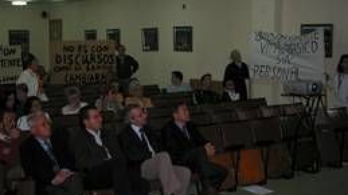 Los encerrados se manifestaron durante la charla del director de Atención Primaria, Díez Astorgano