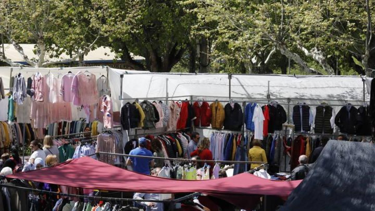 Rastro dominical en el paseo de Papalaguinda en León.