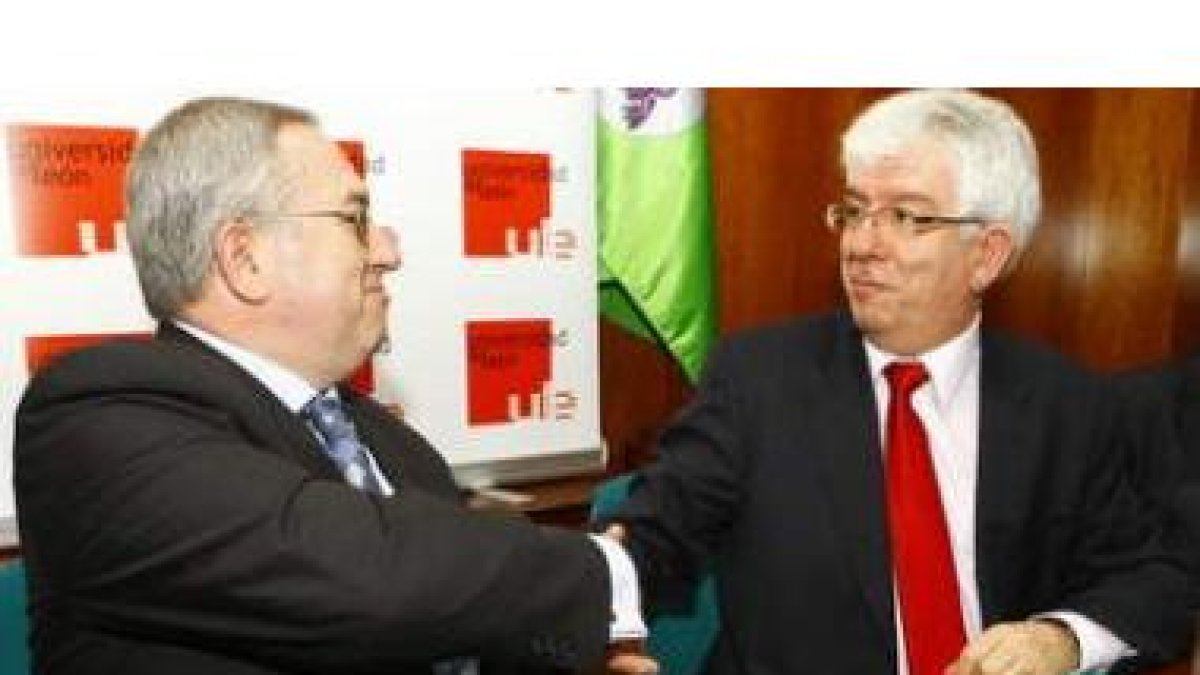 Pedro Alberto Martínez y José Ángel Hermida durante la firma del convenio que potenciará la colabora