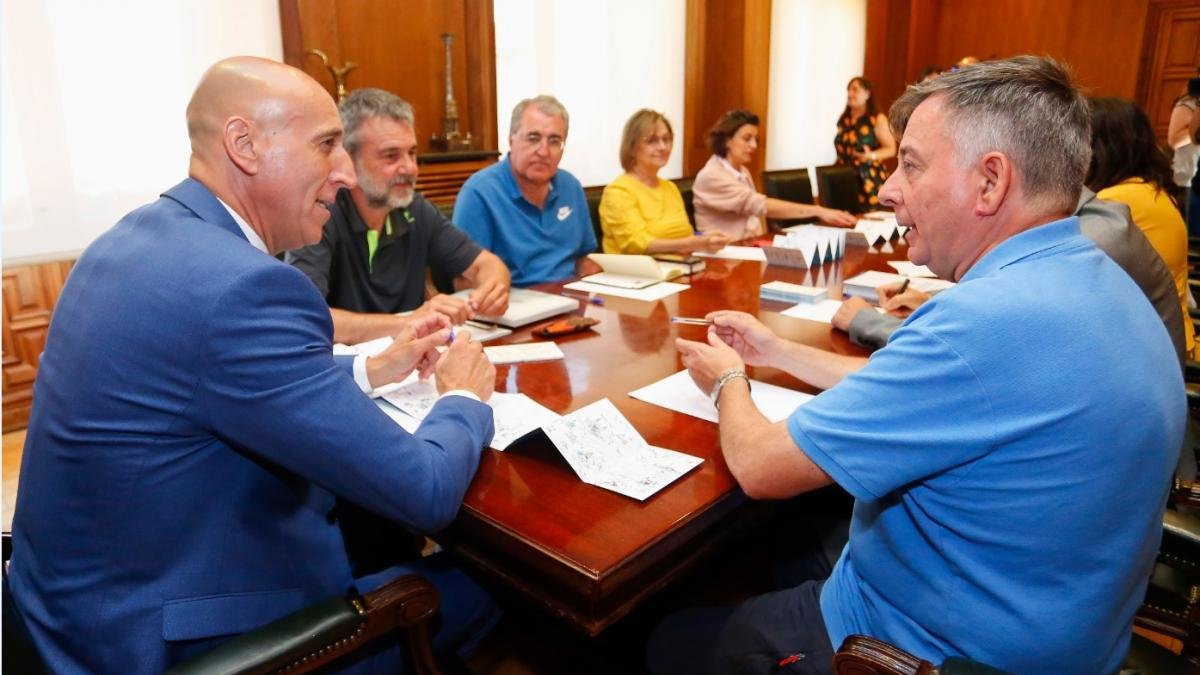 El alcalde de León, José Antonio Diez, y las concejalas de Promoción Económica y de Acción y Promoción Cultural, Susana Travesí y Evelia Fernández, reciben la visita de la Junta Directiva de la Asociación de Municipios del Camino de Santiago