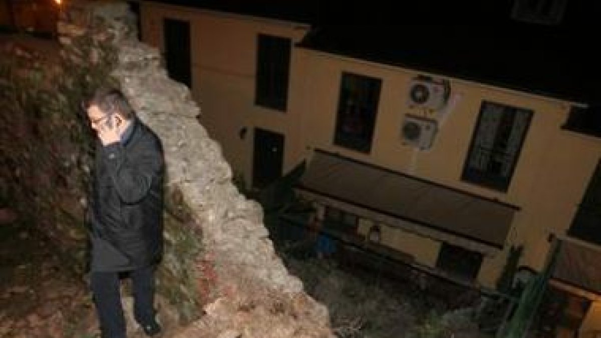 Las piedras se llevaron por delante el pequeño jardín de los dos chalés adosados.