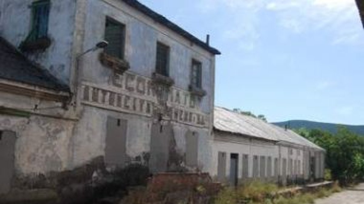 El antiguo economato del pozo es uno de los edificios que recuperará el proyecto.
