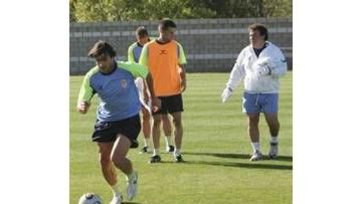 Manuel Pérez, junto a sus compañeros, en una sesión de entrenamiento