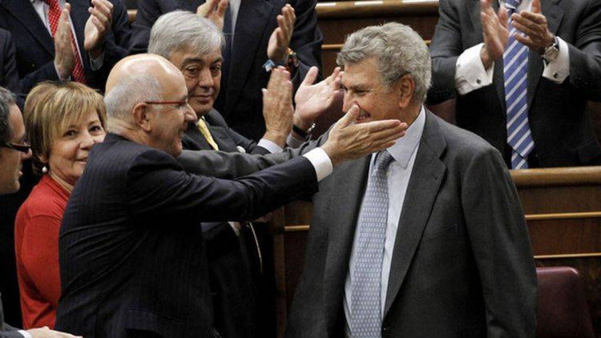 Duran saluda a Jesús Posada tras la elección de este como presidente del Congreso, en diciembre del 2011.