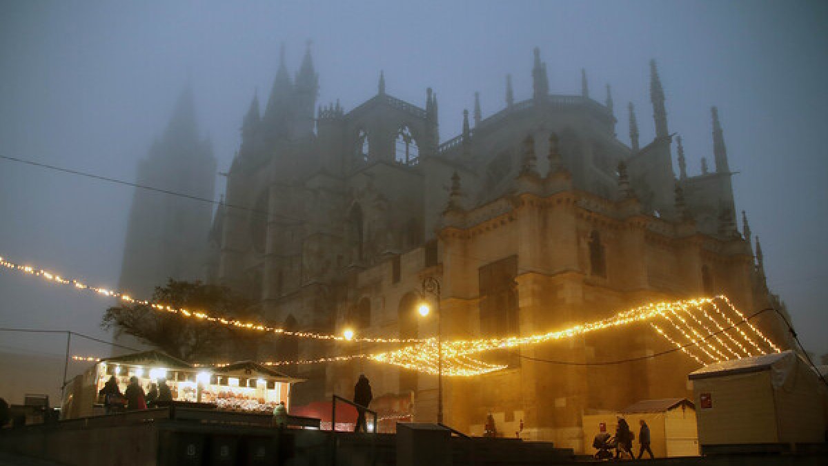 La niebla asoma entre las luces navideñas en León. PEIO GARCÍA