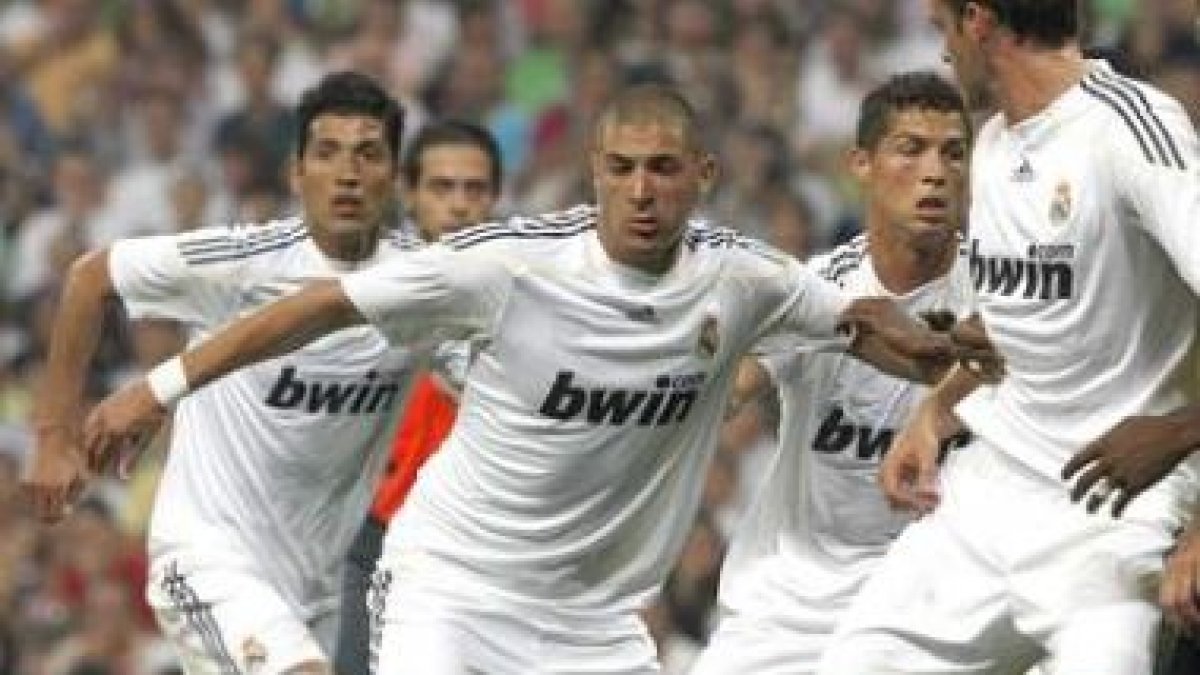 Cristiano Ronald y Benzemá, en acción junto a otros compañeros.