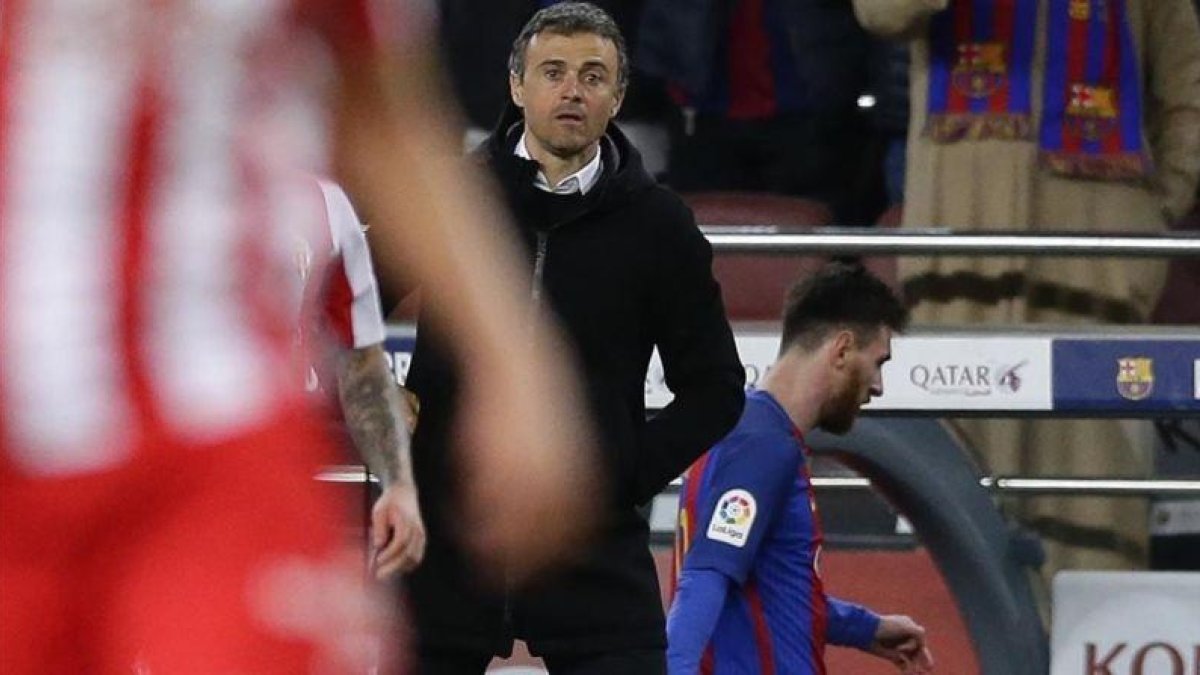 Luis Enrique, con Messi detrás después de ser sustituido, en el partido de este miércoles ante el Sporting.