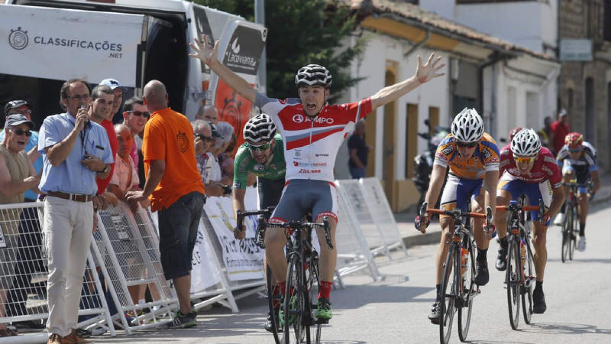 Mikel Elorza festeja con toda su rabia su victoria al esprint en la meta de Sabero por delante del leonés Araque y de su compañero Goikoetxea