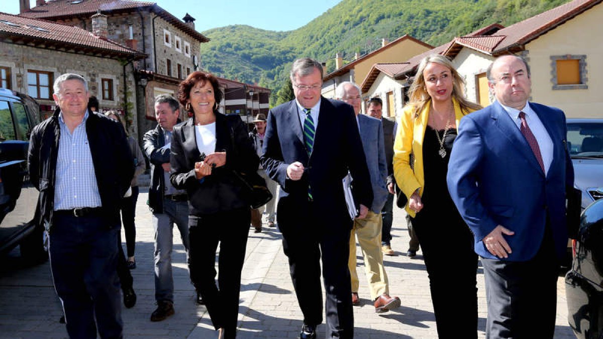 El alcalde de Posada junto a los consejeros de Asturias y Castilla y León, la representante del Gobierno de  Cantabria y el director de Parques Nacionales, ayer en Posada de Valdeón.