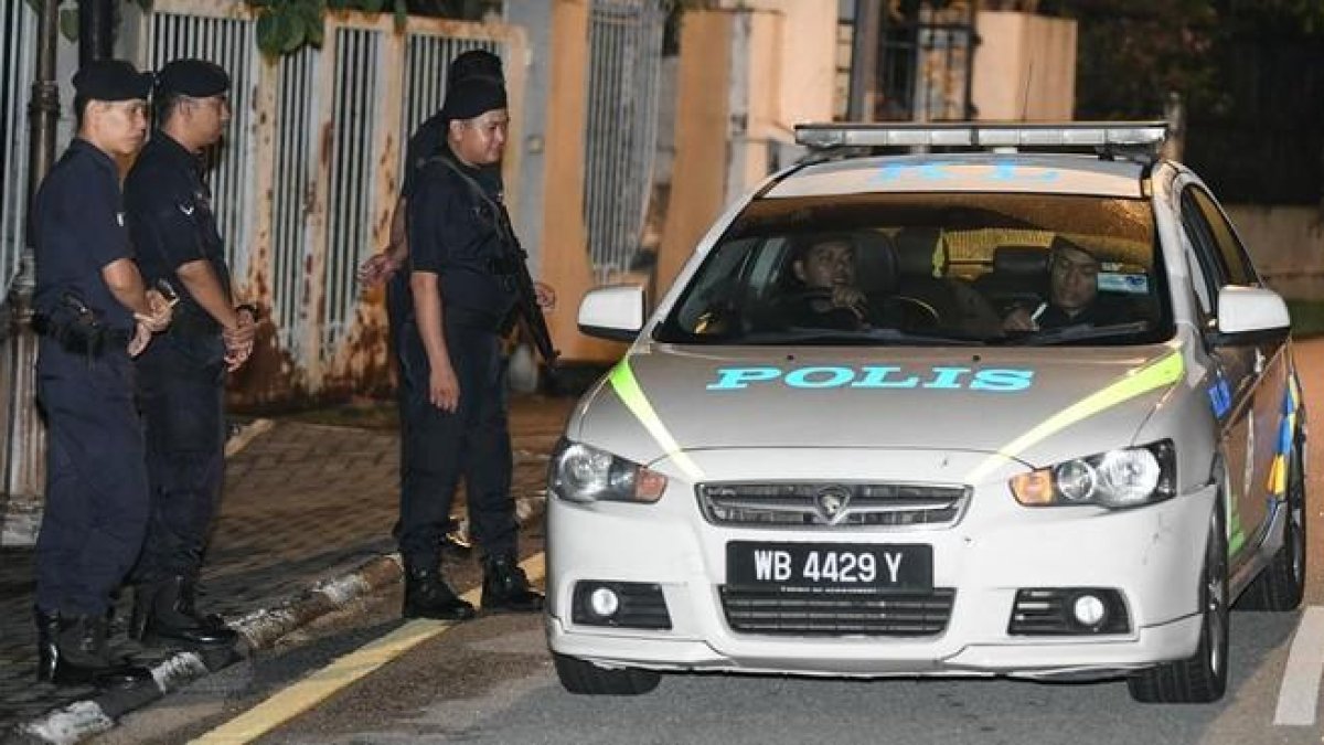 La policía malasia, durante un operativo oficial.