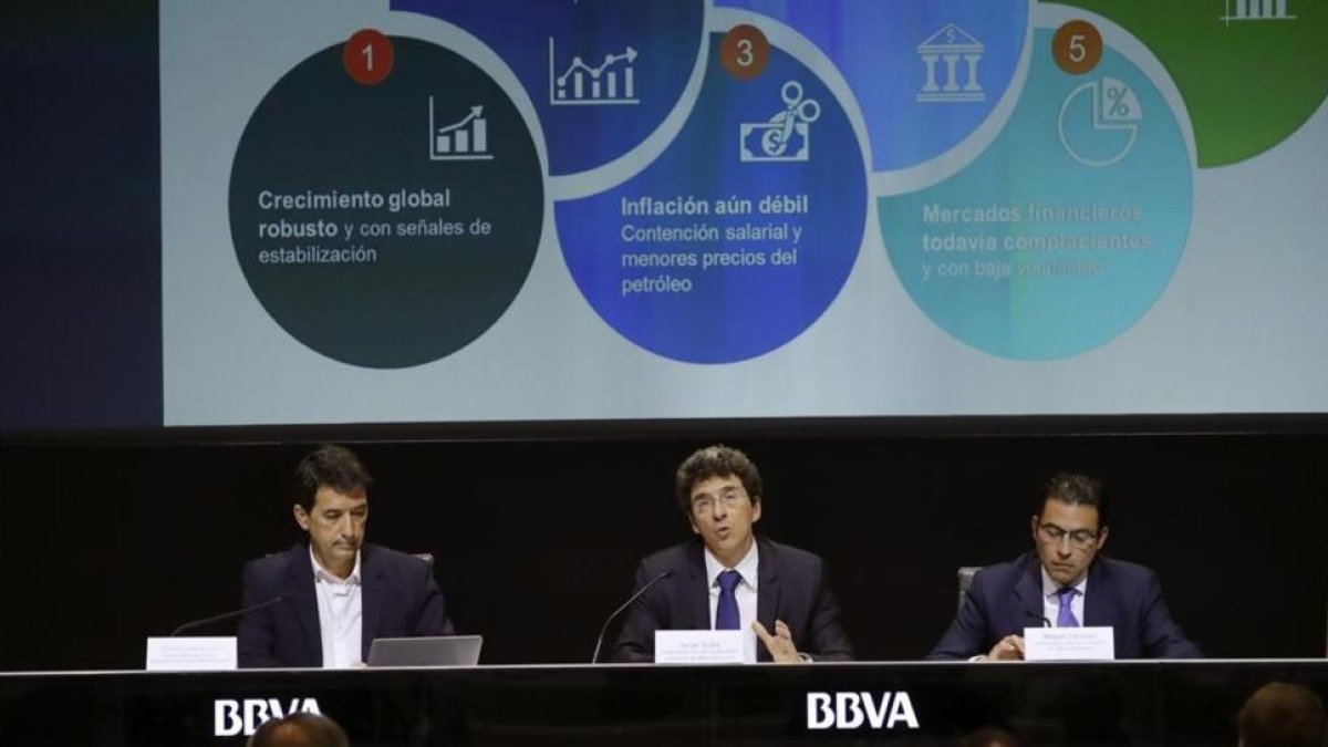Los expertos de BBVA Research Rafael Doménech, Jorge Sicilia y Miguel Cardoso, durante la presentación del informe Situación España ese miércoles