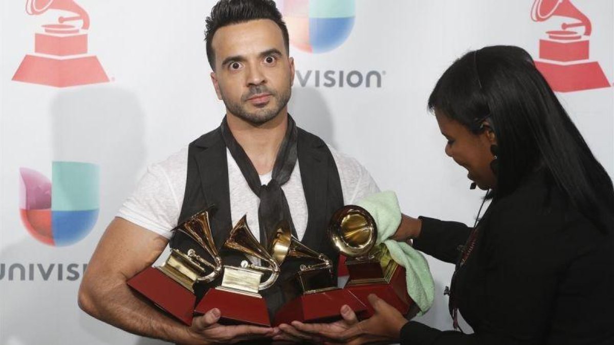 Luis Fonsi, esta noche en la gala de los Grammy Latino, con los cuatro galardones logrados con Despacito.