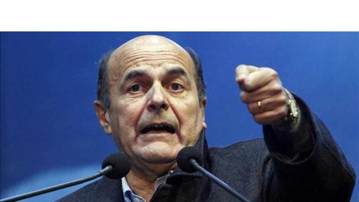 Bersani habla en un mitin en el centro de Milán, el 17 de febrero.
