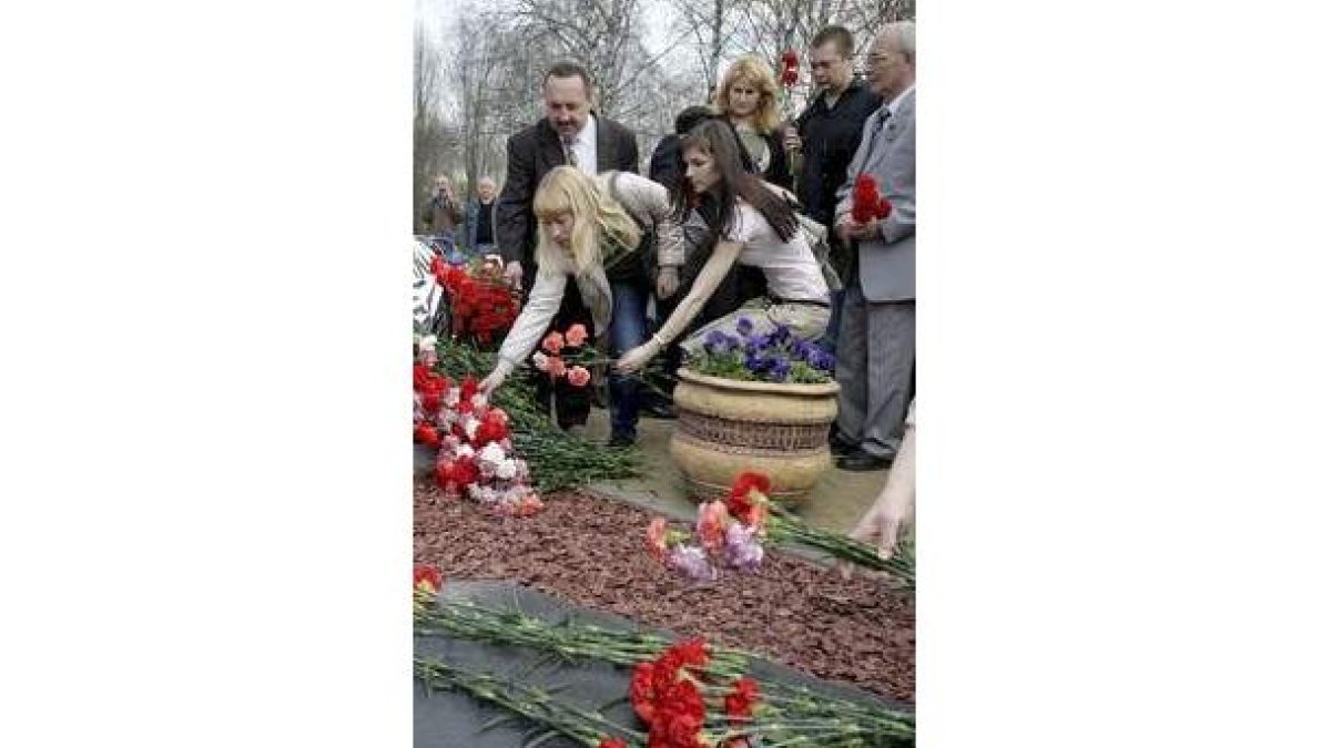 Ofrenda floral a las víctimas de la catástrofe de Chernóbil.