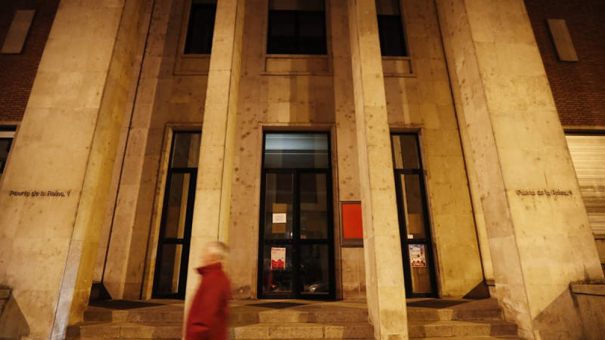 Entrada al edificio Fierro por la calle de Puerta de la Reina. JESÚS F. SALVADORES