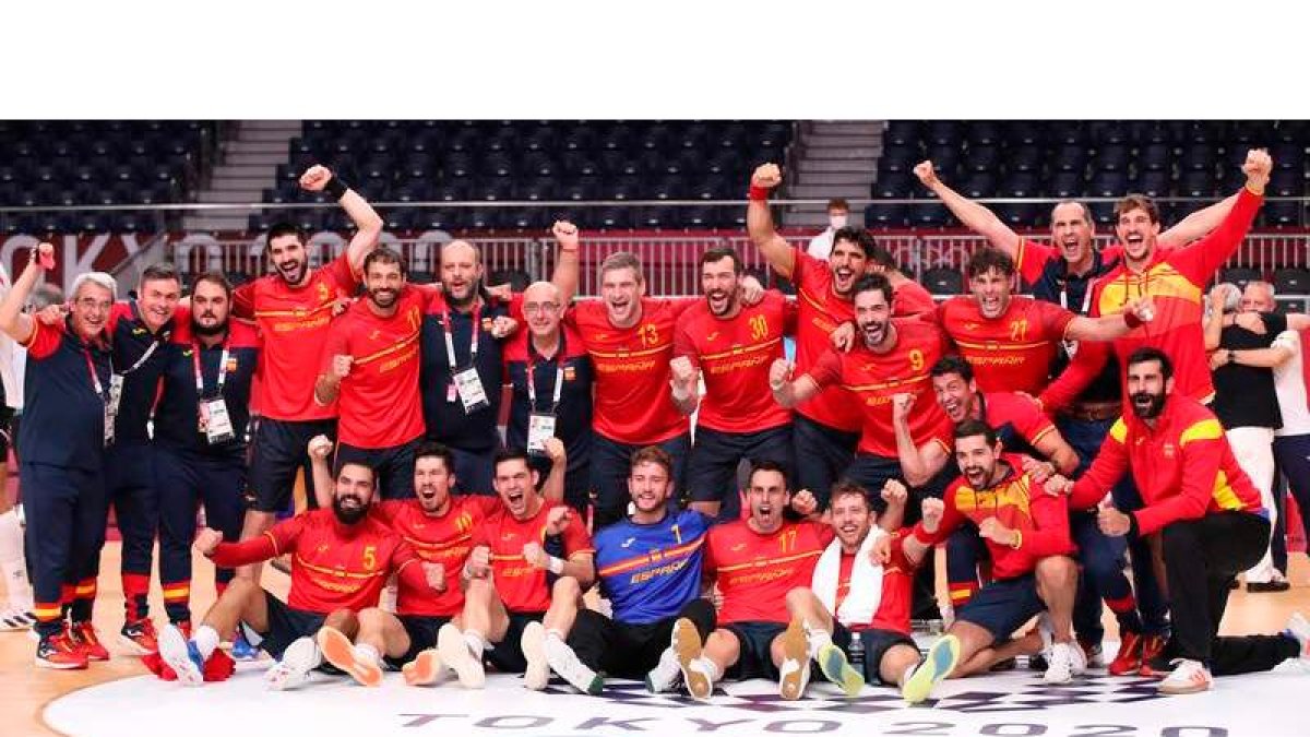 Jugadores y cuerpo técnico de la selección celebran en la pista del estadio Yoyogi la medalla de  bronce lograda por los Hispanos. ZENKOVICH