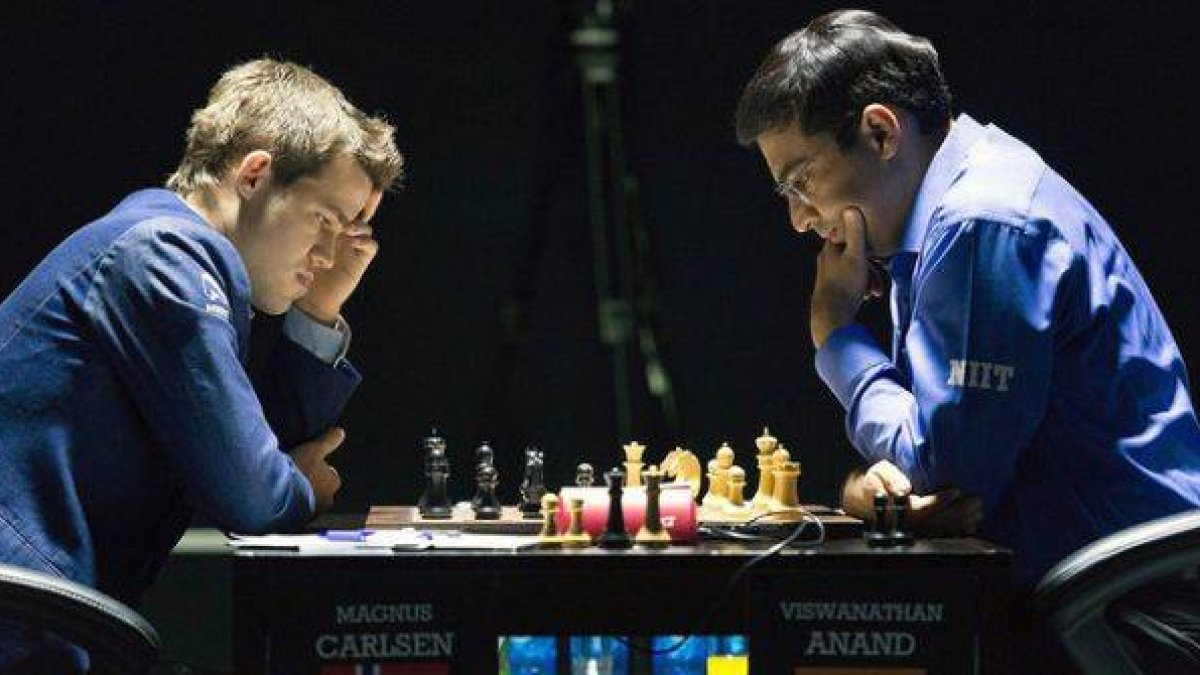 El noruego Magnus Carlsen (izquierda) y el indio Vishwanathan Anand, durante la 11ª partida por el título mundial de ajedrez, en Sochi.