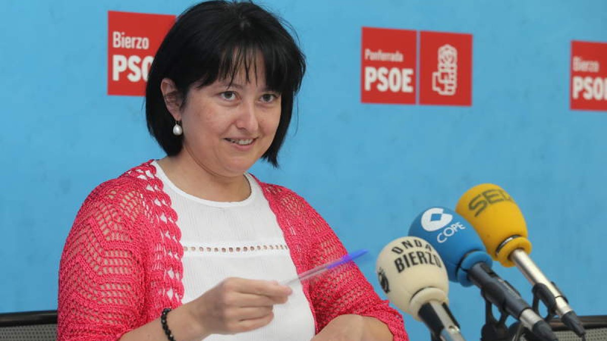 La parlamentaria socialista berciana Ángela Marqués, en la comparecencia de ayer.