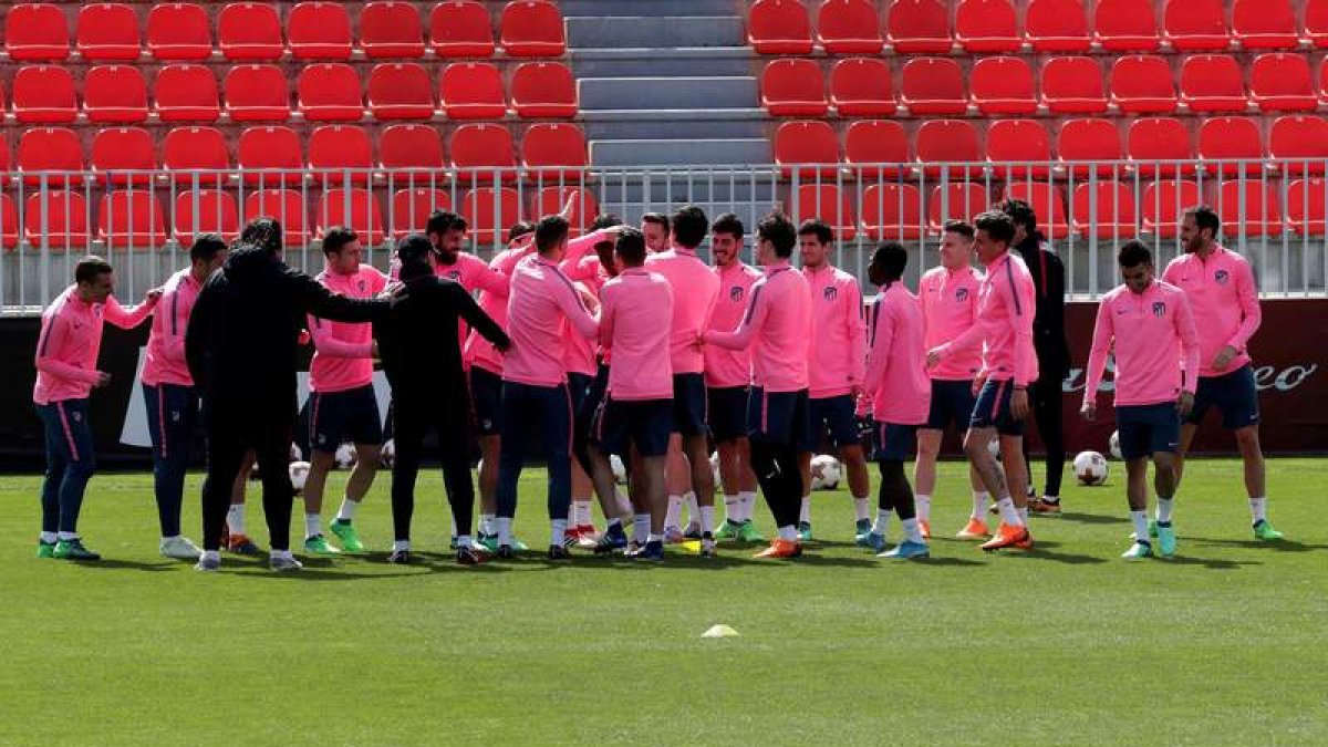 Los futbolistas del Atlético, durante el entrenamiento de ayer en el Metropolitano. ZIPI