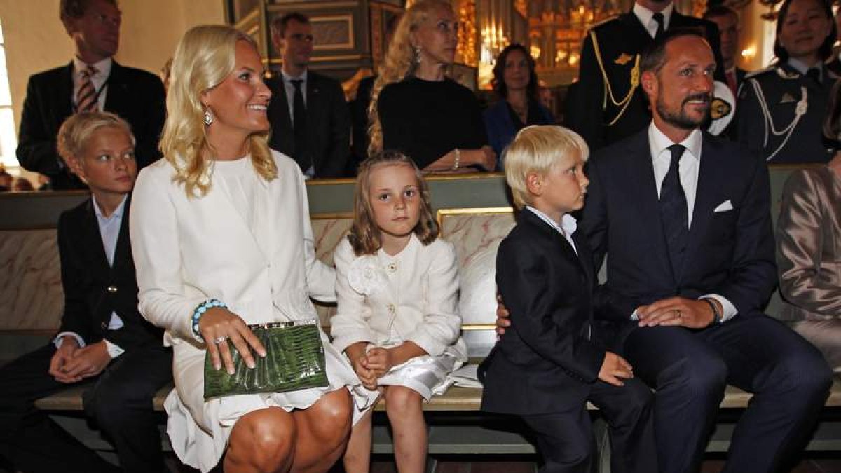 Marius (hijo de Mette-Marit), la princesa, Ingrid, Sverre y el príncipe Haakon.