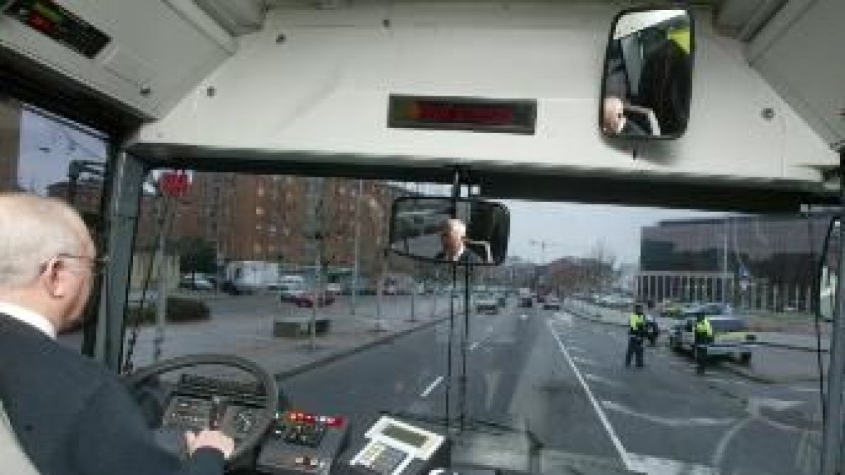 Uno de los autobuses de las nuevas líneas abiertas al público hace escasas semanas