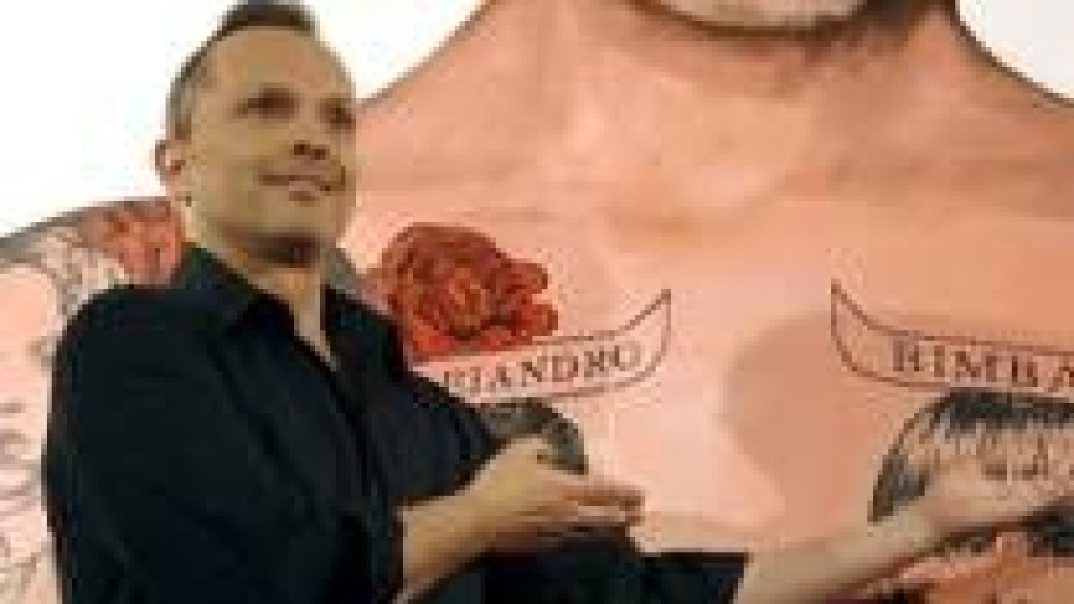 Miguel Bosé ante una reproducción de la carátula del cedé