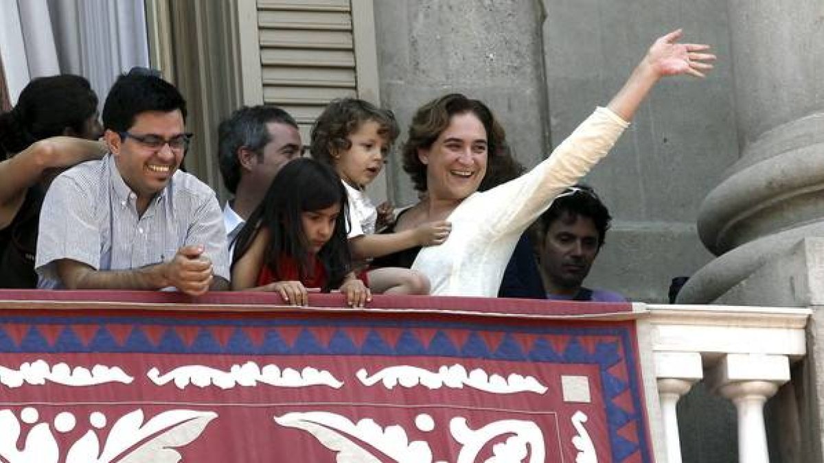 Ada Colau, con su hijo en brazos, este domingo en el balcón del ayuntamiento de Barcelona durante una 'diada castellera'.