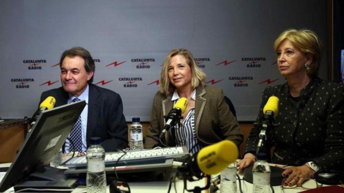 Artur Mas junto a Joana Ortega e Irene Rigau durante la entrevista en Cataluña Ràdio.