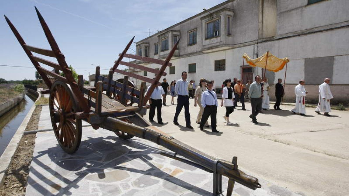 La procesión del Corpus marca uno de los momentos centrales de las fiestas en la localidad leonesa de Riego de la Vega. JESÚS F. SALVADORES