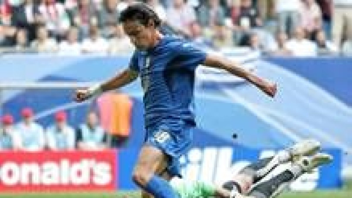 El delantero transalpino Inzaghi se marcha del meta Cesch para anotar el segundo tanto para Italia