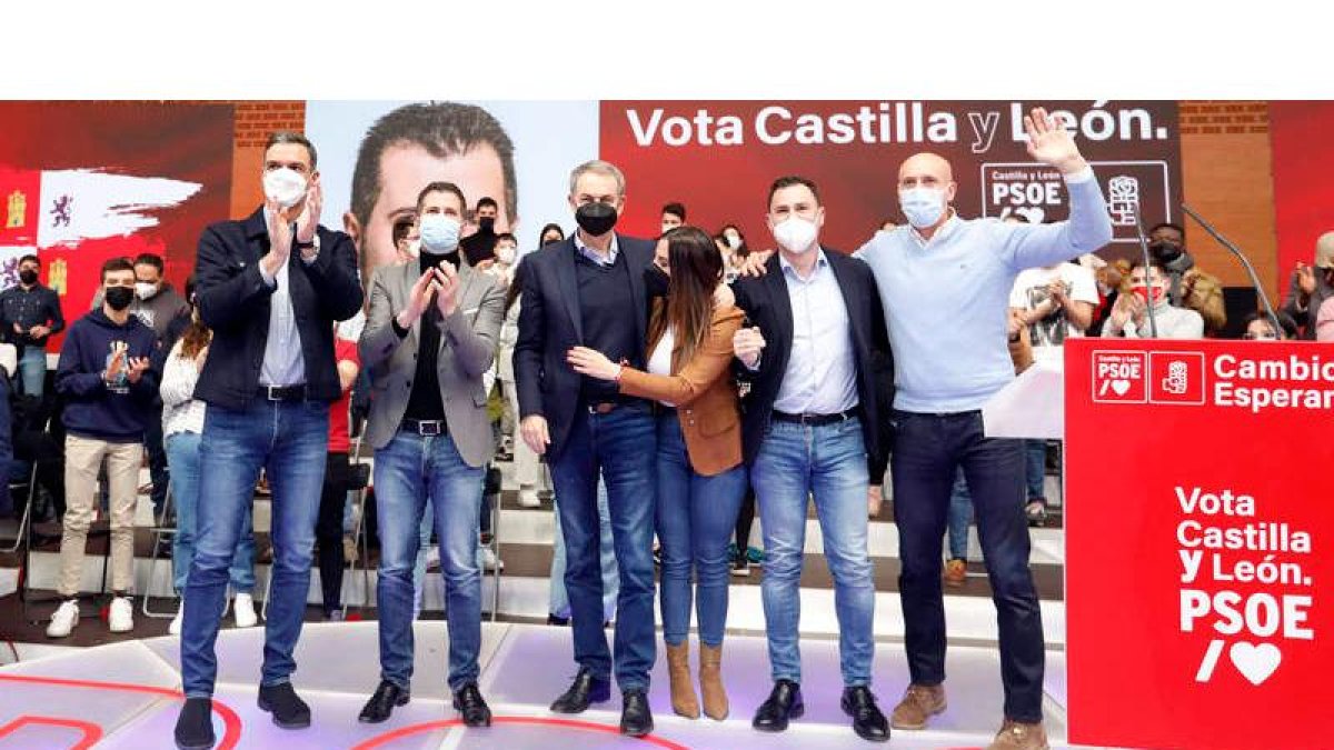 El PSOE define esta imagen del final del mitin de León como la foto de campaña. MARCIANO PÉREZ