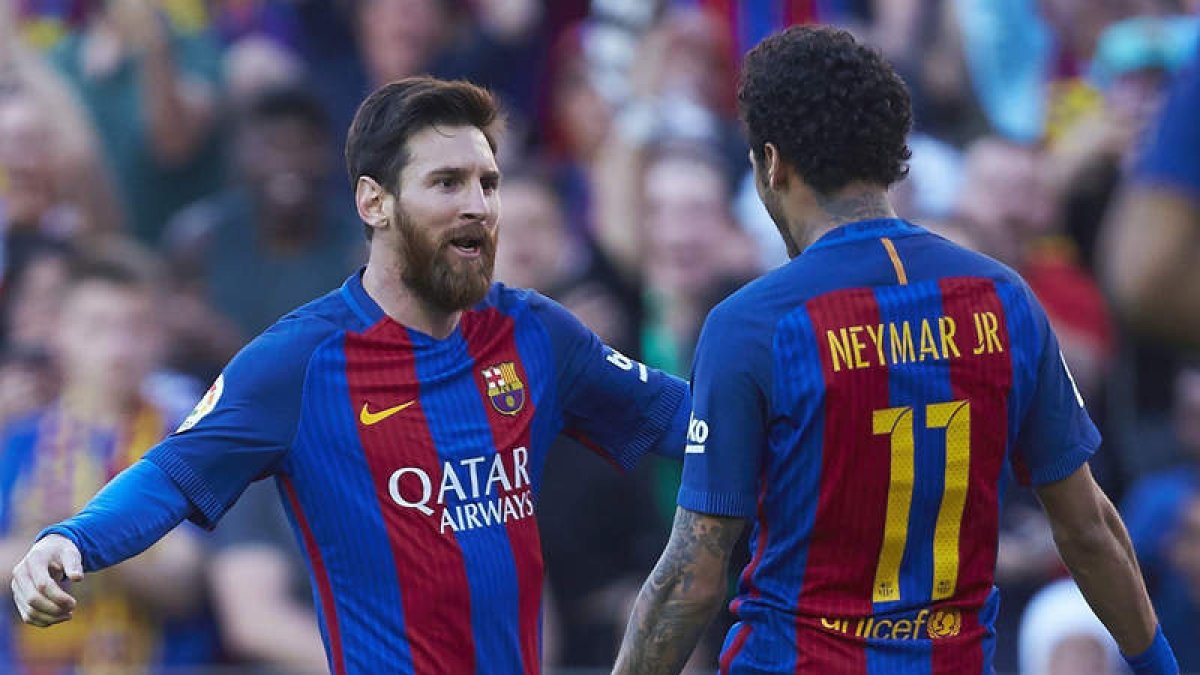 Messi y Neymar celebran el primer gol del argentino. A. GARCÍA
